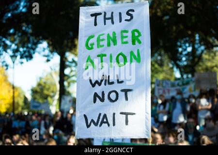 MELBOURNE, AUSTRALIA - 21 maggio 2021: Il manifestante del cambiamento climatico sostiene il segno dicendo che questa generazione non aspetterà al riscaldamento globale degli studenti ambiente Foto Stock