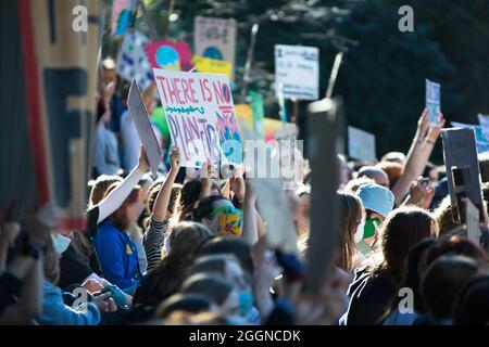 MELBOURNE, AUSTRALIA - 21 maggio 2021: Un grande gruppo di manifestanti sul cambiamento climatico si tiene a Melbourne per la protesta ambientale del riscaldamento globale degli studenti. Grande Foto Stock