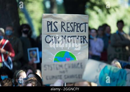 MELBOURNE, AUSTRALIA - 21 maggio 2021: Il manifestante del cambiamento climatico sostiene il segno dicendo prego rispettare la nostra terra della madre all'ambiente globale di riscaldamento dello studente Foto Stock