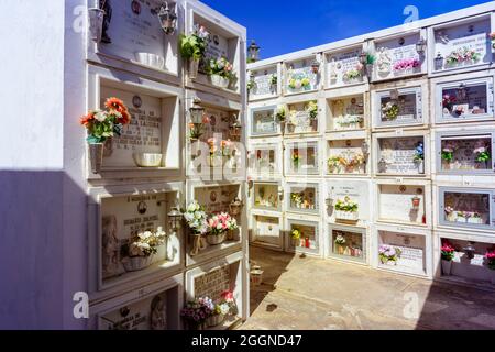 La tomba di cui sopra tombe cripta cripta nel cimitero di Caselo Velha Algarve portogallo Foto Stock