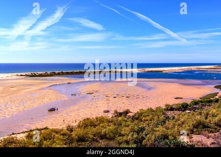 Il Rio Ria Formosa parco naturale nazionale e il mare a Caselo Velha Algarve Portogallo Foto Stock
