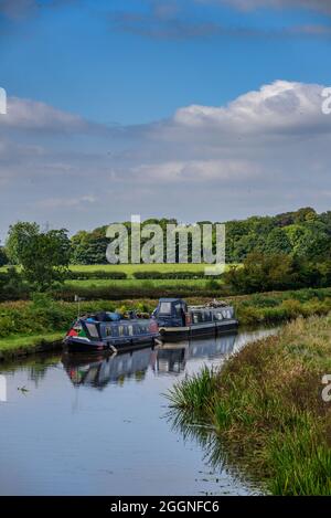 Barche strette ormeggiate sul canale di Lancaster Foto Stock