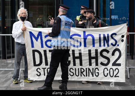 Londra, Inghilterra, Regno Unito 2 settembre 2021 i manifestanti da Stop HS2, organizzazione sorella di Extinction Rebellion, scalare gli uffici di Marsh JLT principale assicuratori di HS2 credito: Denise Laura Baker/Alamy Live News Foto Stock