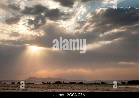 sera miglior tempo per ottenere sole tramonta foto con bel peccato brilla tra le nuvole Foto Stock