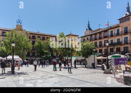 Toledo Spagna - 05 12 2021: Vista generale alla Zocodover Plaza con un mercato di strada e la gente che visita, una piazza della città di Toledo, in autono Foto Stock