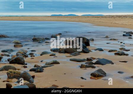 Strathy Beach con l'Isola di Hoy in lontananza, Sutherland, Scozia Foto Stock