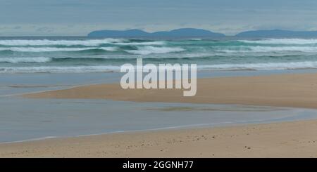 Strathy Beach con l'Isola di Hoy in lontananza, Sutherland, Scozia Foto Stock