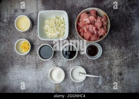 Ripieno di maiale Siopao Asado ingredienti per il pannolino al vapore Filipino su fondo di cemento Foto Stock