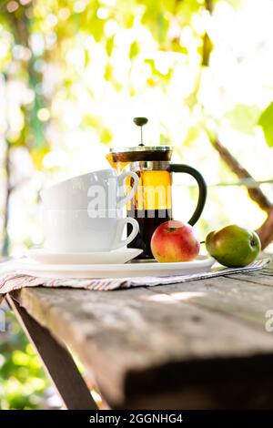 Colazione per due, tazzine da tè e frutta Foto Stock