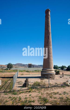 Storica miniera di rame Smokestack costruito nel 1880, okiep, Namaqualand Sud Africa Foto Stock