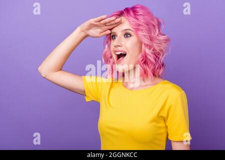 Profilo lato foto di giovane eccitato ragazza felice sorriso positivo stupito guardare avanti vendita isolato su sfondo di colore viola Foto Stock