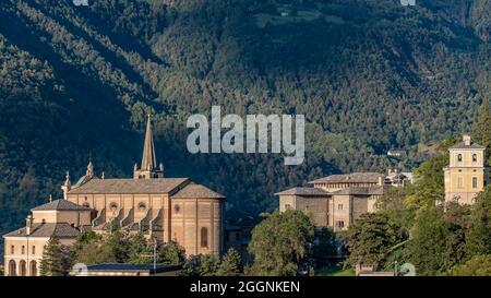 Panorama del centro storico di Chatillon, Valle d'Aosta, Italia, con la Chiesa di San Pietro e il Castello Passerin d'Entraèves Foto Stock
