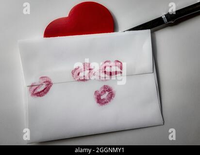 La lettera d'amore è sigillata con baci Foto Stock