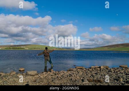 Pesca a mosca per trote brune, Isole Orkney Foto Stock