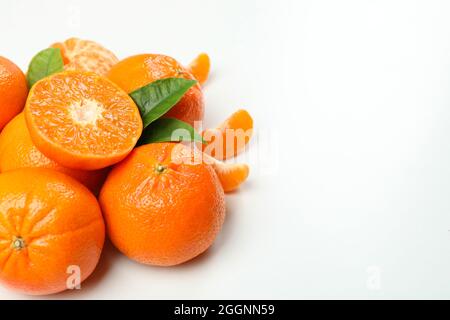 Mucchio di mandarino con foglie su sfondo bianco Foto Stock