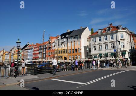 Copenhagen, Denmark.,02 Settembre 2021/Froegn e i visitatori locali si godono il sole splendere tempo sul canale Nyhavn capitale intrans. (Foto..Francis Joseph D. Foto Stock