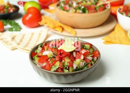 Cucina messicana con Pico de Gallo su sfondo bianco Foto Stock