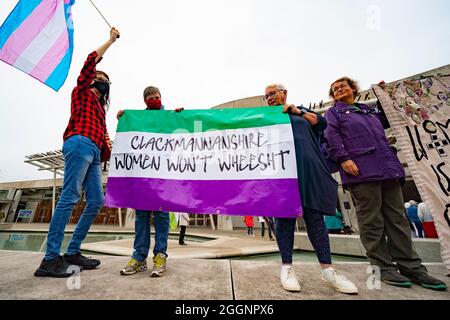 Edimburgo, Scozia, Regno Unito. 2 settembre 2021. Dimostrazione a sostegno dei diritti delle donne, svoltasi oggi al di fuori del Parlamento scozzese a Holyrood a Edimburgo. I manifestanti ritengono che la definizione di donna sia minacciata dal diritto del governo scozzese che conferirebbe alle donne trans gli stessi diritti delle donne. Lo slogan Women Won Won Wheesht è stato adottato per promuovere il loro movimento. Una controdimostrazione è stata inoltre svolta dai fautori dei diritti dei cittadini trans. Gli insulti sono stati scambiati tra entrambi i gruppi. PIC; l’attivista della Trans si confronta con i dimostranti dei diritti delle donne. Iain Masterton/Alamy Live News. Foto Stock