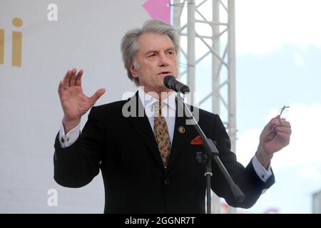 KIEV, UCRAINA - 2 SETTEMBRE 2021 - ex presidente ucraino (2005 - 2010), ex governatore della Banca Nazionale (1993 - 2000) Viktor Yushchenko consegnare Foto Stock