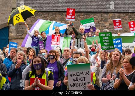 Edimburgo, Scozia, Regno Unito. 2 settembre 2021. Dimostrazione a sostegno dei diritti delle donne, svoltasi oggi al di fuori del Parlamento scozzese a Holyrood a Edimburgo. I manifestanti ritengono che la definizione di donna sia minacciata dal diritto del governo scozzese che conferirebbe alle donne trans gli stessi diritti delle donne. Lo slogan Women Won Won Wheesht è stato adottato per promuovere il loro movimento. Una controdimostrazione è stata inoltre svolta dai fautori dei diritti dei cittadini trans. Gli insulti sono stati scambiati tra entrambi i gruppi. Iain Masterton/Alamy Live News. Foto Stock