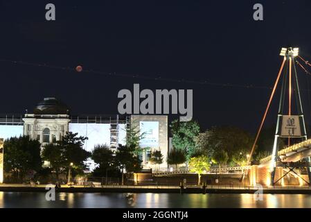 Blood Moon (eclisse lunare) sopra il famoso museo Städel di Francoforte, Germania, con un aereo di partenza che passa proprio di fronte alla luna Foto Stock