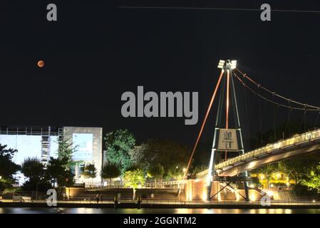 Blood Moon (eclisse lunare) sul famoso museo Städel di Francoforte, Germania Foto Stock