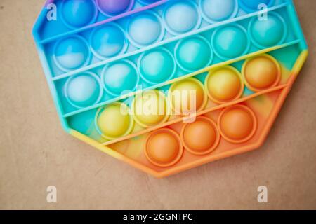 Nuovo giocattolo in silicone alla moda da vicino. Ardget sensoriale arcobaleno. Colorato giocattolo antistress sensoriale fidget pop it giocattolo. Giocattolo antistress alla moda pop it. Foto di alta qualità Foto Stock
