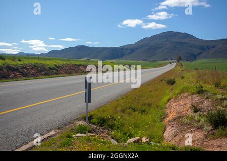 N7 e agricoltori campi verdi, montagne, Capo Occidentale, Sudafrica Foto Stock