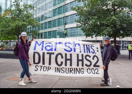 Londra, Regno Unito. 2 settembre 2021. Due manifestanti HS2 hanno scalato gli uffici Marsh Insurance nella City di Londra, chiedendo loro di smettere di assicurare il sistema ferroviario HS2 (High Speed 2). (Credit: Vuk Valcic / Alamy Live News) Foto Stock