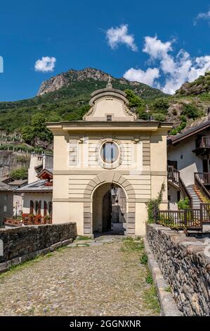 L'antico ponte romano e porta d'accesso al centro storico di Pont Saint Martin, Valle d'Aosta, Italia Foto Stock