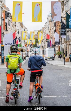 Londra, Regno Unito. 2 settembre 2021. Per lanciare l'evento, Bond Street è stata abbellita da oltre 30 bandiere disegnate da Gary Hume RA . Bond Street di Londra, in collaborazione con la Royal Academy of Arts, ospita Art a Mayfair, una celebrazione di sei settimane di arte e cultura a Mayfair. Credit: Guy Bell/Alamy Live News Foto Stock