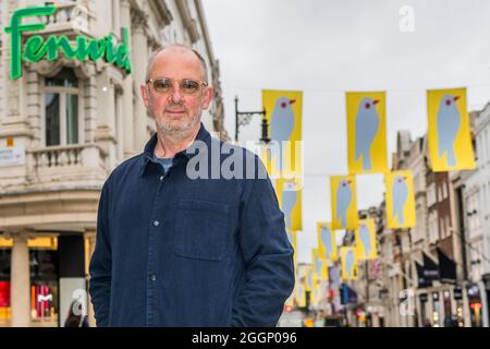 Londra, Regno Unito. 2 settembre 2021. Per lanciare l'evento, Bond Street è stata abbellita da oltre 30 bandiere disegnate da Gary Hume RA (nella foto). Bond Street di Londra, in collaborazione con la Royal Academy of Arts, ospita Art a Mayfair, una celebrazione di sei settimane di arte e cultura a Mayfair. Credit: Guy Bell/Alamy Live News Foto Stock