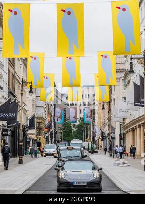 Londra, Regno Unito. 2 settembre 2021. Per lanciare l'evento, Bond Street è stata abbellita da oltre 30 bandiere disegnate da Gary Hume RA . Bond Street di Londra, in collaborazione con la Royal Academy of Arts, ospita Art a Mayfair, una celebrazione di sei settimane di arte e cultura a Mayfair. Credit: Guy Bell/Alamy Live News Foto Stock