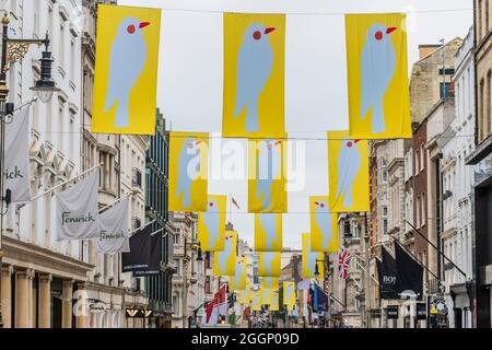 Londra, Regno Unito. 2 settembre 2021. Per lanciare l'evento, Bond Street è stata abbellita da oltre 30 bandiere disegnate da Gary Hume RA . Bond Street di Londra, in collaborazione con la Royal Academy of Arts, ospita Art a Mayfair, una celebrazione di sei settimane di arte e cultura a Mayfair. Credit: Guy Bell/Alamy Live News Foto Stock