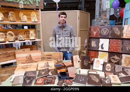 Mercato delle pulci. Uomo hoarder in piedi al banco di vendita di oggetti antichi e souvenir. Settembre 26, 2019. Kiev, Ucraina Foto Stock