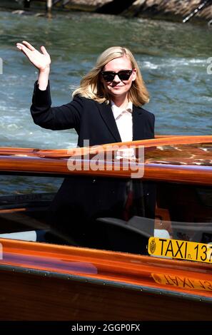 Venezia, Italia. 2 settembre 2021. VENEZIA, ITALIA - SETTEMBRE 02: Kirsten Dunst arriva al 78° Festival Internazionale del Cinema di Venezia il 02 Settembre 2021 a Venezia. Credit: dpa/Alamy Live News Foto Stock