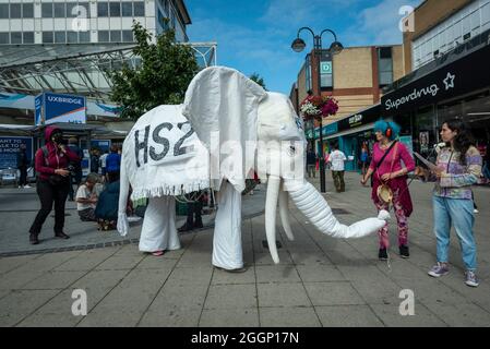 Londra, Regno Unito. 2 settembre 2021. Gli attivisti climatici della ribellione di estinzione, con un elefante bianco, protestano nel centro della città di Uxbridge, che si trova nella circoscrizione di Boris Johnson, contro HS2 (High Speed Rail 2) per evidenziare gli effetti ecologici negativi della nuova rete ferroviaria. L’evento si svolge il giorno undici delle due settimane di protesta “la ribellione impossibile” per “individuare la causa alla radice della crisi climatica ed ecologica”. Credit: Stephen Chung / Alamy Live News Foto Stock