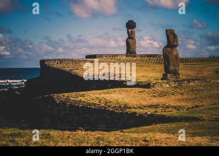 Sculture in pietra Moai sull'isola di Pasqua, Cile. Foto Stock