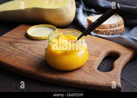 Burro di zucca fatto in casa in vaso di vetro fatto con zucche organiche Foto Stock