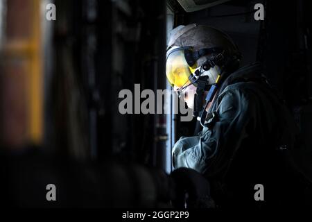 Cpl. Nicholas Luber osserva il al di fuori del suo CH-53 Super Stallion elicottero per eventuali ostacoli come l'aereo decolla da Plaisance du Sud, un comune ad Anse-à-vitello Arrondissement nel dipartimento di Nippes di Haiti dal 18 ottobre 2016. Luber è un CH-53 capo equipaggio con Marine mezzo squadrone Tiltrotor 365 (rinforzato), 24 Marine Expeditionary Unit. Lui e l'equipaggio del suo elicottero consegnato oltre mille libbre di cibo al comune. Il ventiquattresimo Marine Expeditionary Unit, sotto la Joint Task Force Matteo, assistita di organizzazioni governative e non governative nel fornire aiuti umanitari a Hait Foto Stock