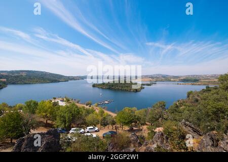 Macedo de Cavaleiros, Portogallo - 28 agosto 2021 : Azibo Reservoir, spiaggia fluviale, Distretto di Braganca, Portogallo Foto Stock