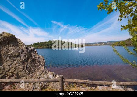 Macedo de Cavaleiros, Portogallo - 28 agosto 2021 : Azibo Reservoir, spiaggia fluviale, Distretto di Braganca, Portogallo Foto Stock