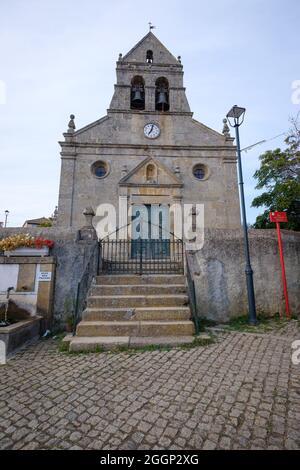 Macedo de Cavaleiros, Portogallo - 28 agosto 2021 : Chiesa parrocchiale di Podenza, dedicata alla Madonna della purificazione. Distretto di Braganca, Portogallo Foto Stock