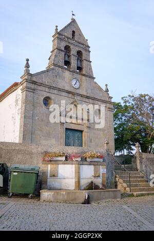 Macedo de Cavaleiros, Portogallo - 28 agosto 2021 : Chiesa parrocchiale di Podenza, dedicata alla Madonna della purificazione. Distretto di Braganca, Portogallo Foto Stock