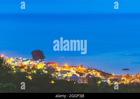 vista notturna della strada principale di kenting nella contea di pingtung, taiwan Foto Stock