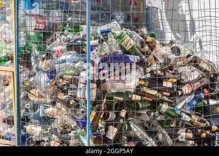 Ucraina, Porto di ferro - 25 agosto 2020: Rifiuti e rifiuti di plastica e bottiglie di vetro di inquinamento sono immagazzinati per il riciclaggio e lo smaltimento. Foto Stock