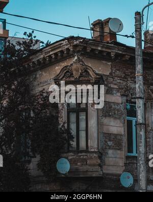BUCAREST, ROMANIA - 05 maggio 2021: Un vecchio edificio abbandonato a Bucarest Foto Stock