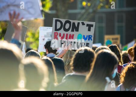 MELBOURNE, AUSTRALIA - 21 maggio 2021: Il manifestante del cambiamento climatico sostiene il segno dicendo non rovinare il nostro futuro alla protesta ambientale globale di riscaldamento degli studenti Foto Stock