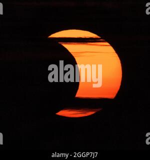 Un parziale "anello di fuoco" eclissi solare è visto da Arlington, Virginia il Giovedi, 10 giugno 2021. Foto Stock