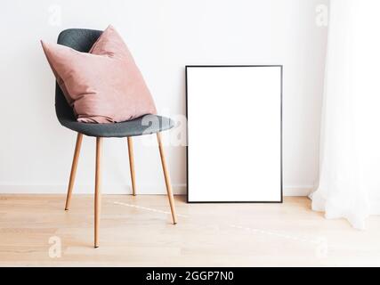 Interni moderni con telaio e sedia mockup. Foto Stock